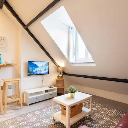 Center - Superb Studio Ideally Located! *