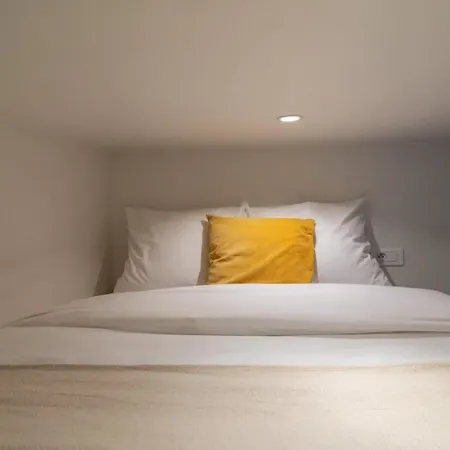 Center - Superb Studio Ideally Located! *