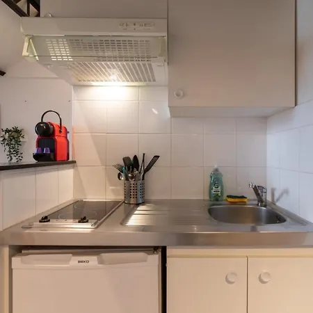 Center - Superb Studio Ideally Located! *