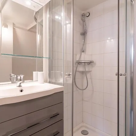 Center - Superb Studio Ideally Located! *
